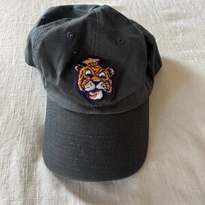BUNDLE of baseball hats.